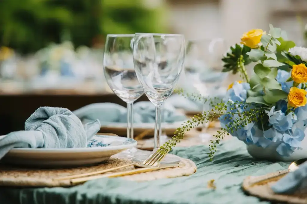 Photo d'ambiance non représentative du lieu : table de réception avec décoration florale