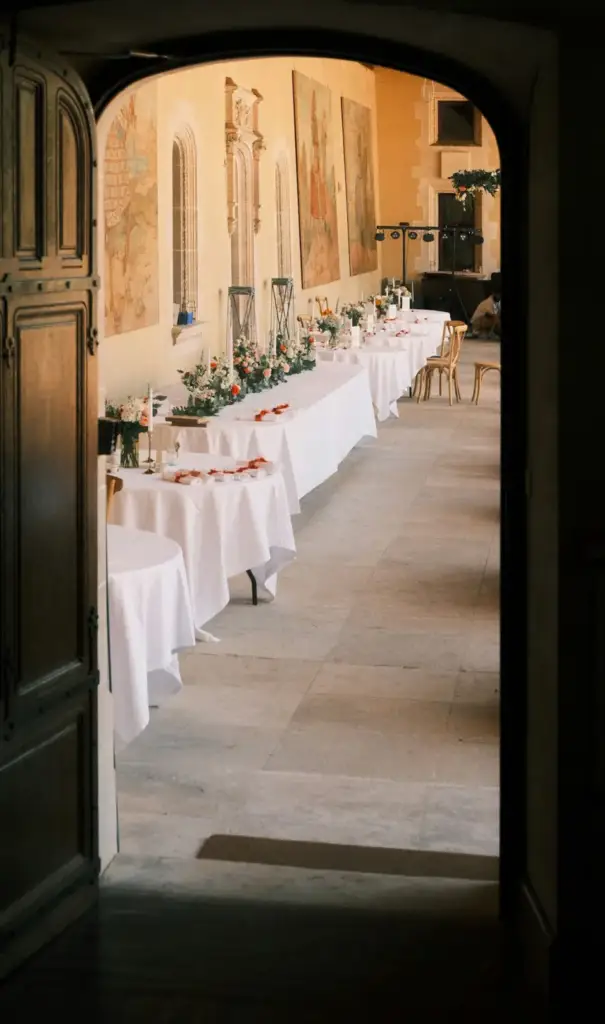 Photo d'ambiance non représentative du lieu : salle de réception de mariage élégamment aménagée