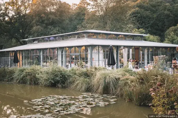 Verrière de l'Orangerie de Kerstrad au bord de l'étang à Plougonven