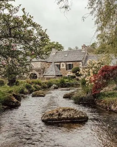 Ancien moulin en pierre du domaine de l'Orangerie de Kerstrad