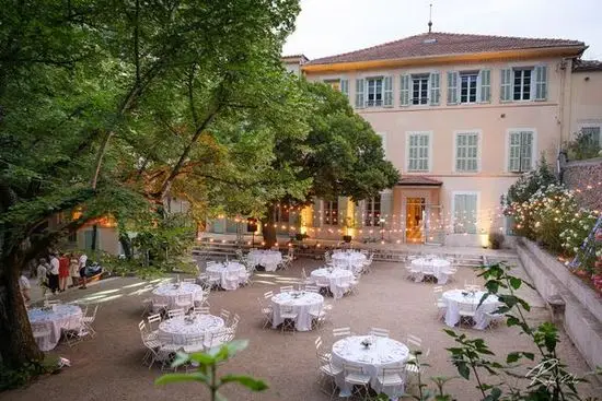Château de Mont Vert : cour de réception dressée avec tables rondes, Saint-Zacharie