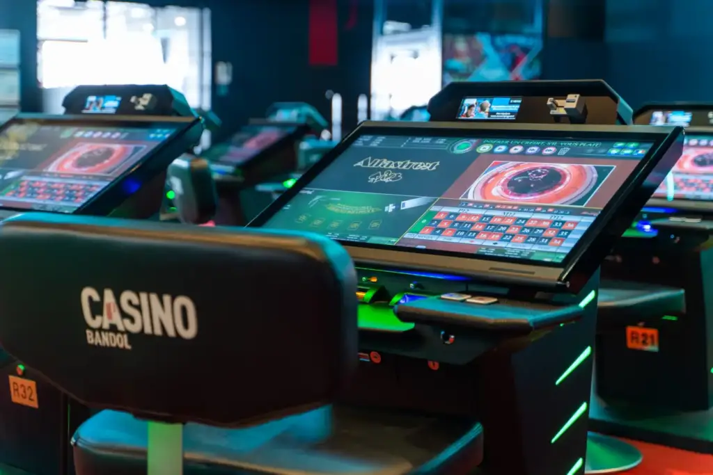 Vue de l’espace de jeux du Casino de Bandol avec les postes électroniques