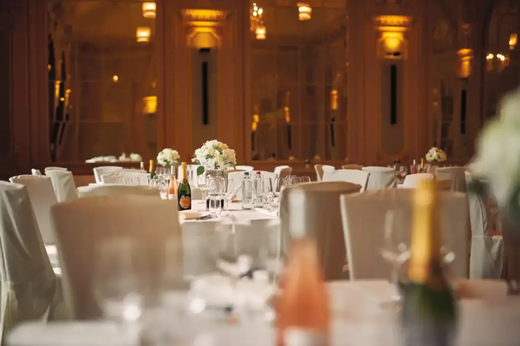 Salle de bal dressée pour une réception au Van der Valk Sélys Liège
