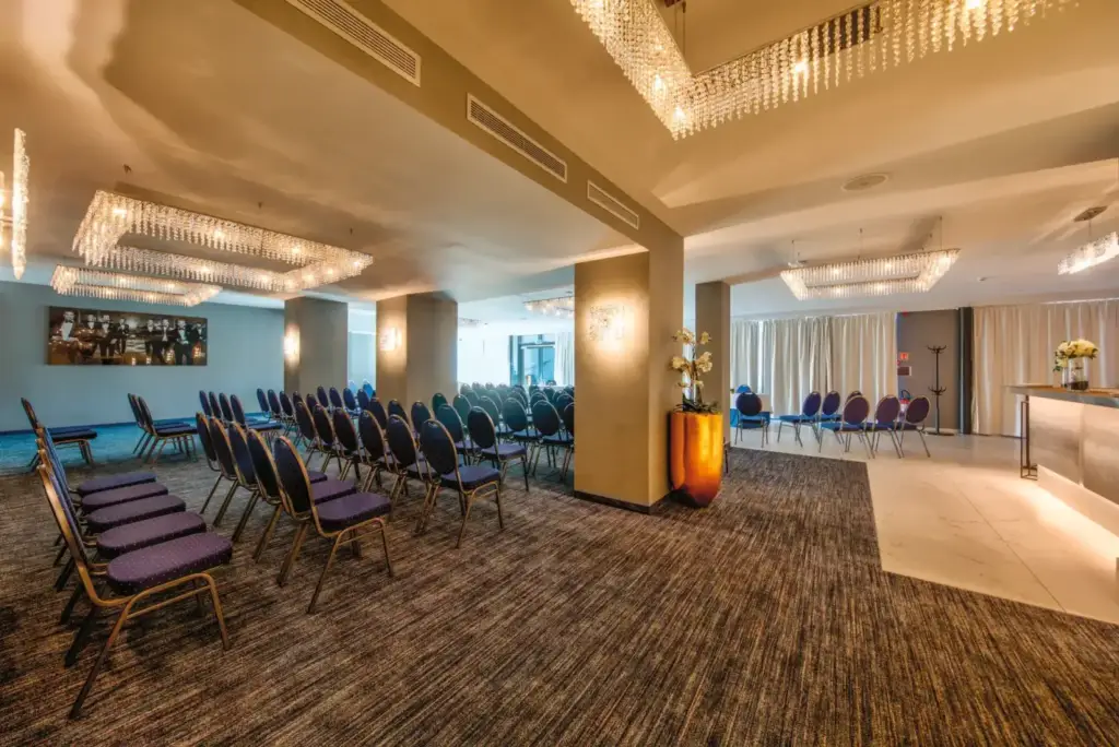 Vue d’ensemble d’une grande salle événementielle du Van der Valk Liège Congrès