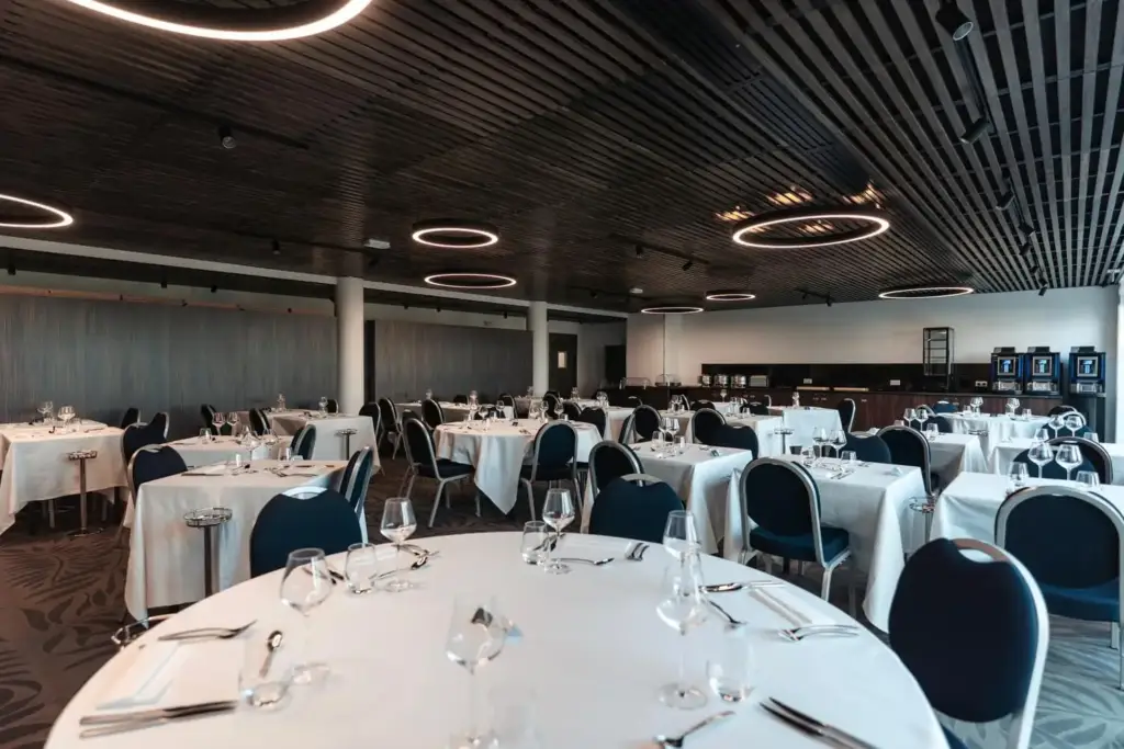 Westotel Taverny reception room set for a group meal