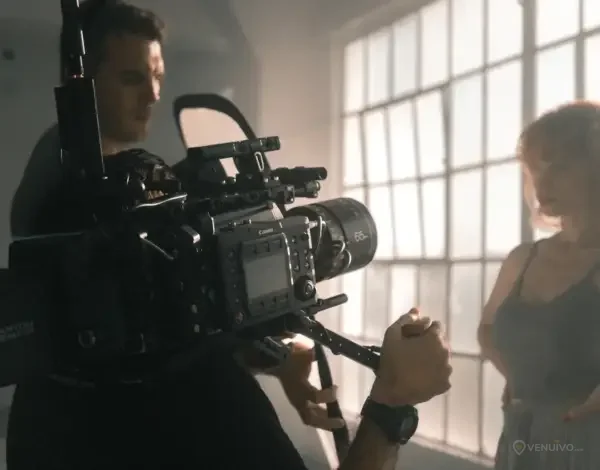 Vidéaste professionnel utilisant une caméra pour filmer une cérémonie