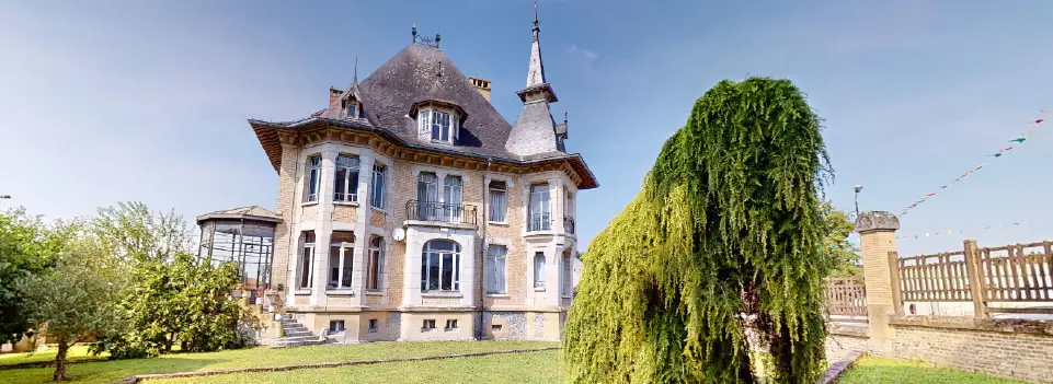 Façade et jardin de la Villa Santina à Rethel