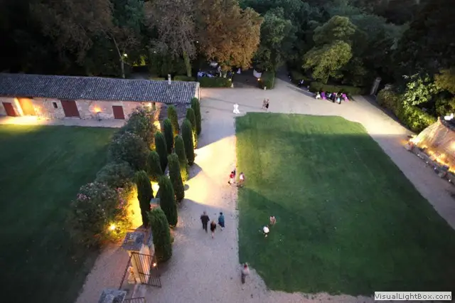 Parc et allées éclairées du Château de Pouget vus depuis la tour